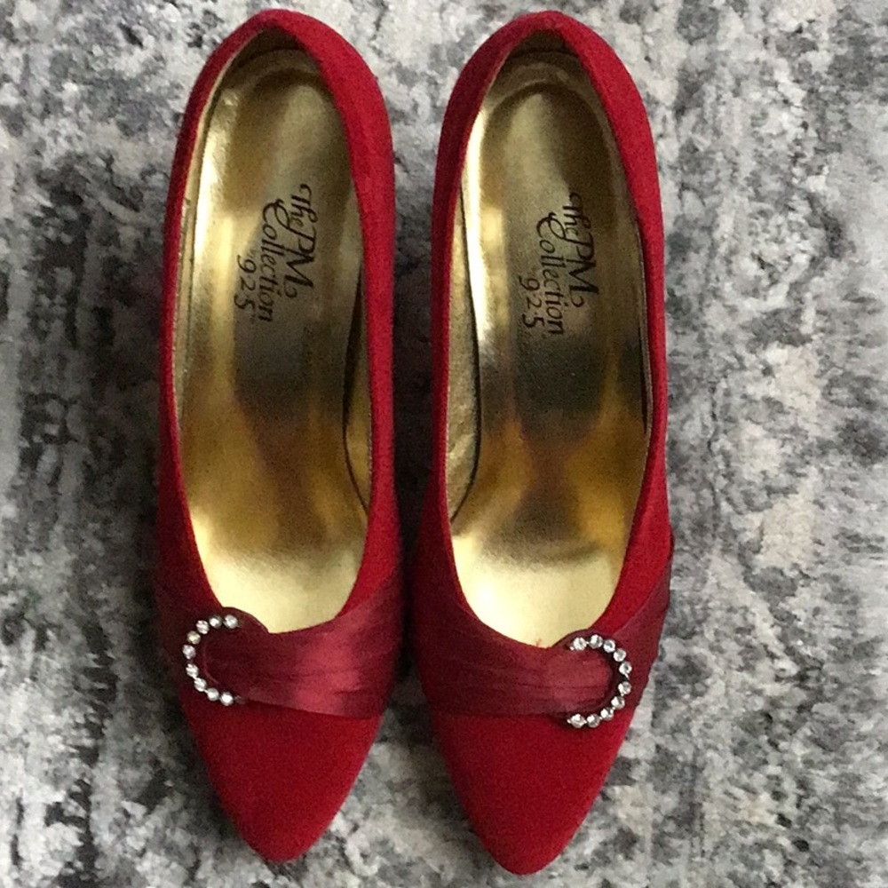 Red pumps. 8